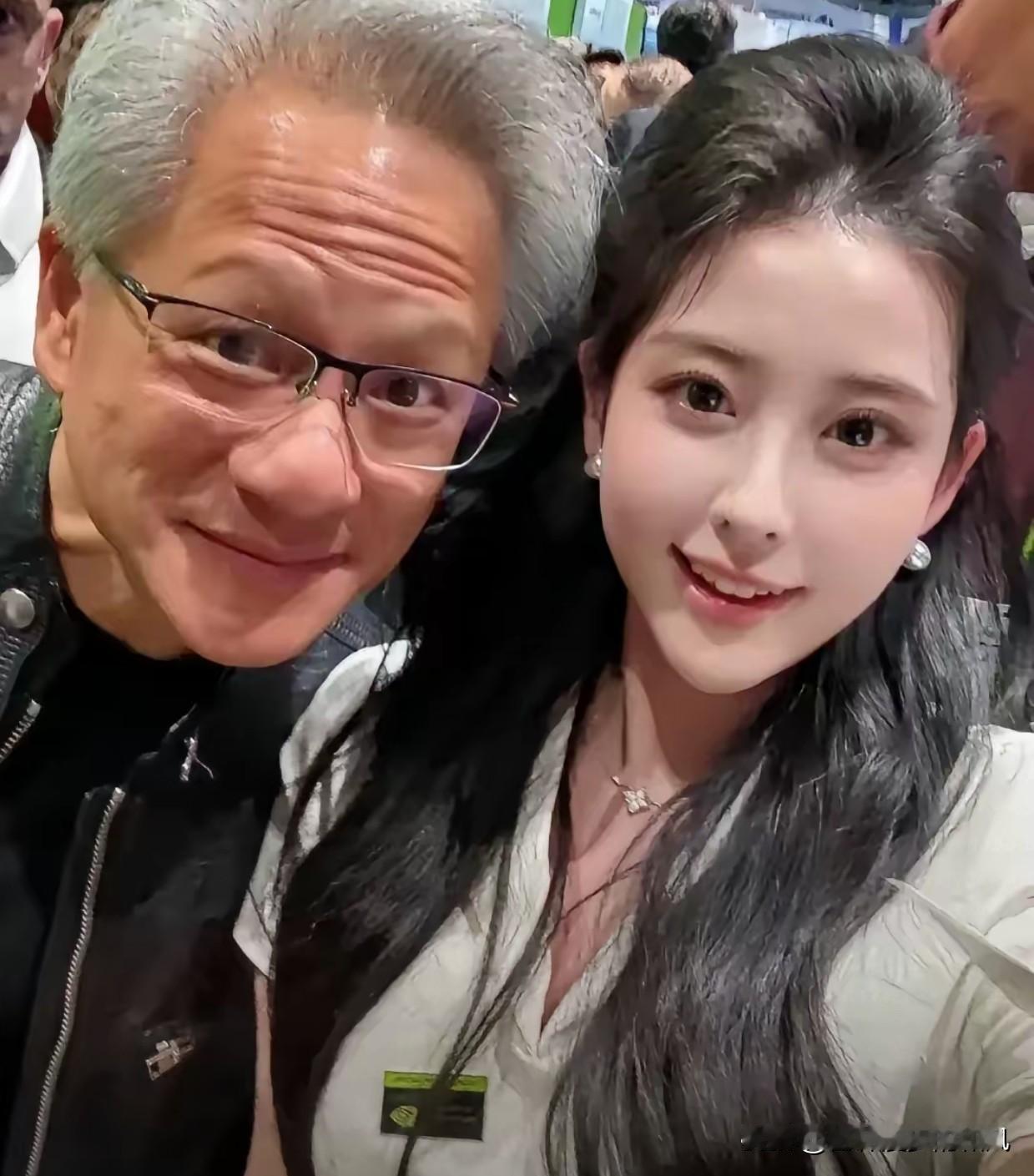 黄仁勋身边围着的女人，比他家显卡还多。有人说他好色，有人说那些美女是投怀送抱