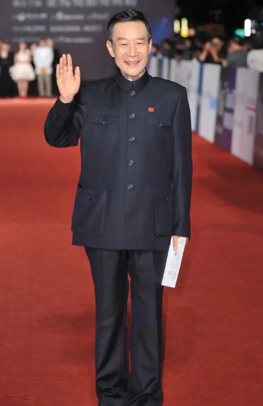 1998年，李雪健拍完戏准备回家，接到了妻子的电话：你暂时不要回家了，家附近总有
