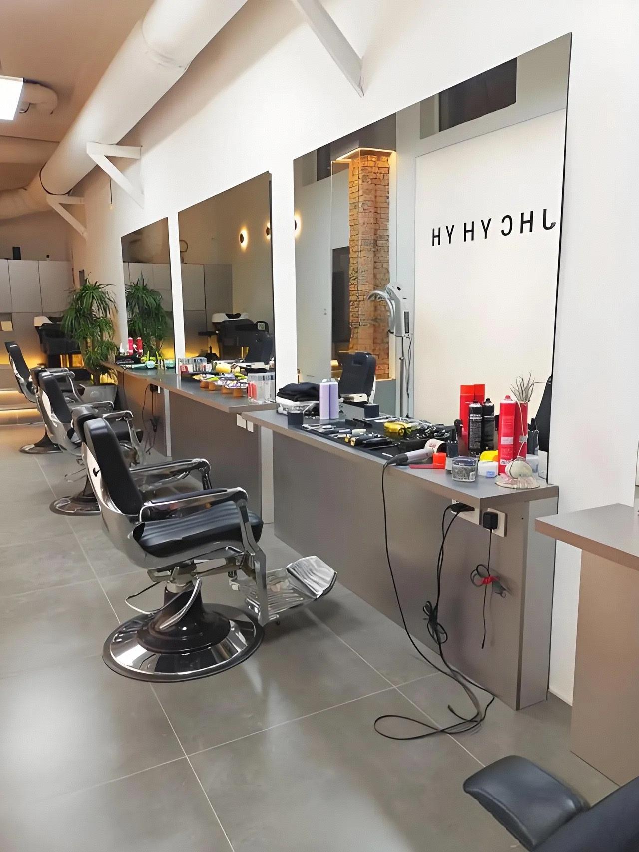 今天，我一个开理发店的朋友突然给我打电话，一接通就传来他满是委屈又带着点激动的声