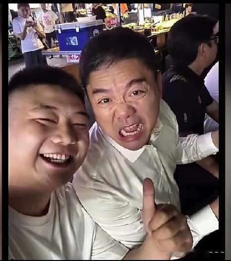 彻底炸锅了！这大鬼脸扮的？千亿老板刘强东真是既能做人民大会堂汇报工作，也能做宿