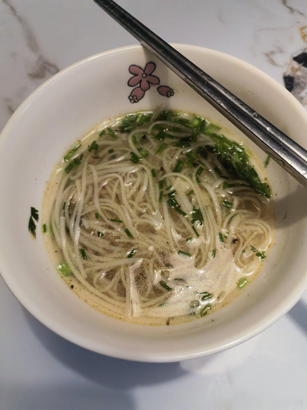自己煮的素面。主要是拍一下碗，这个漂亮的碗！