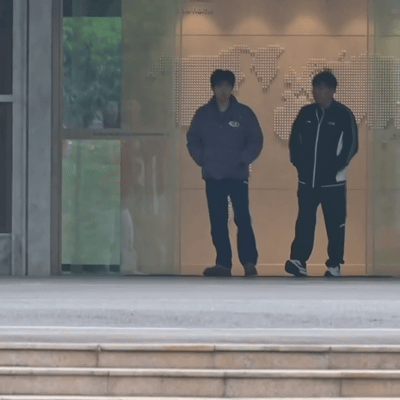 王楚钦和孙逊师徒俩，一副没睡醒的样子来点名，也是挺可爱的。3.21日早上，国