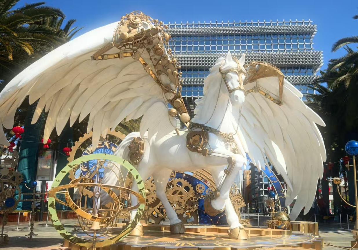 为迎接春节而精心妆扮后的昆明公园1903美爆了！那地标性玻璃凯旋门前的大型机械