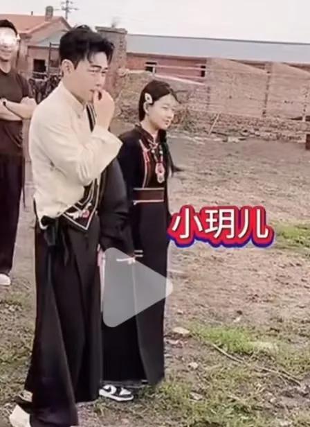 小玥儿和霖霖都露脸了，大S保护了那么多年，一个暑假，都搬到了屏幕前。12岁的小