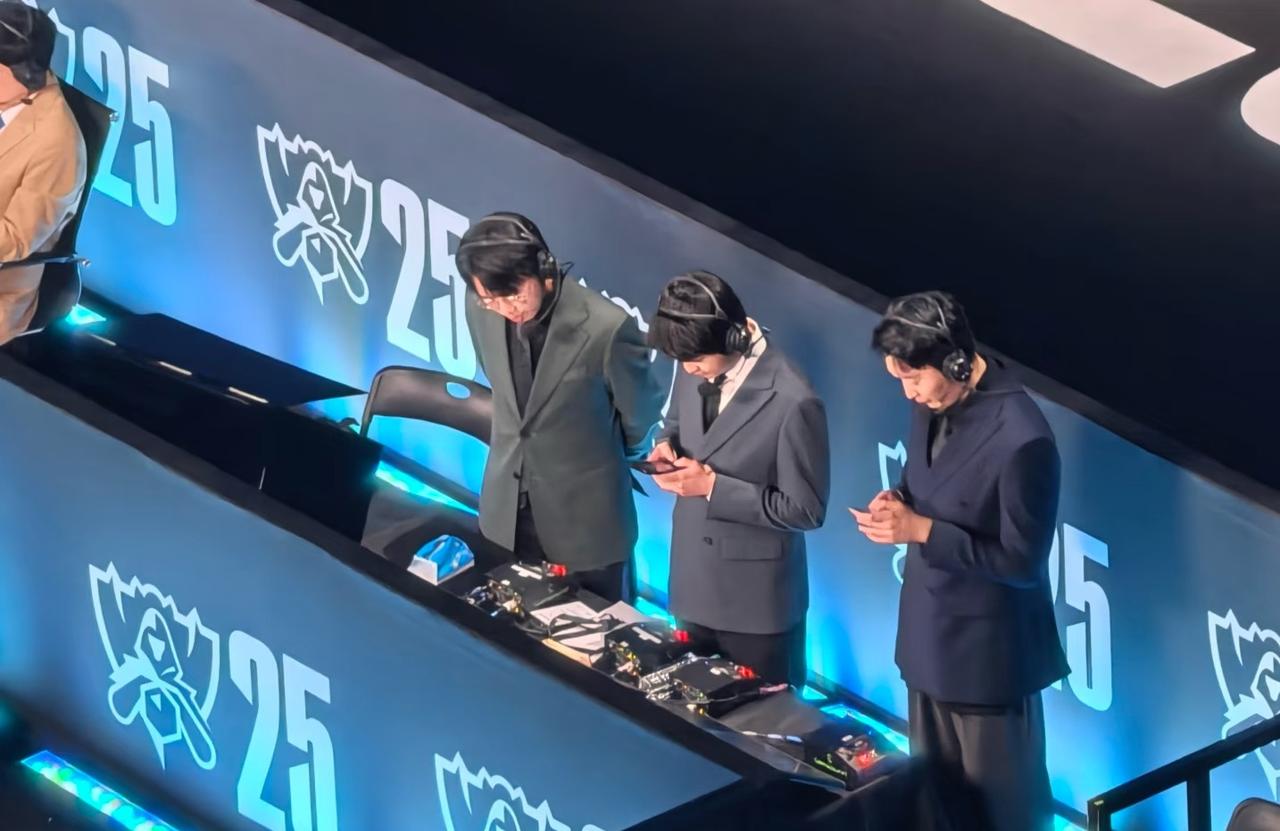 原来世界赛的解说席和评论席是这样的。你看lpl解说都喜欢站着，管不得他们解