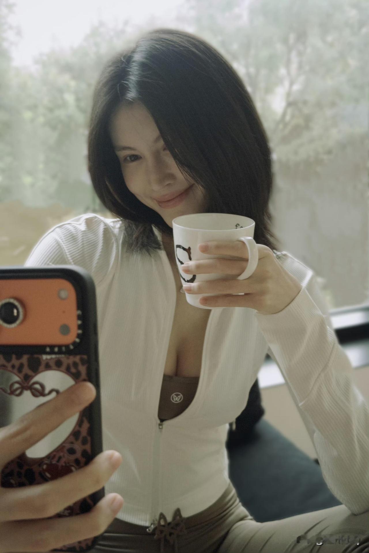 何穗产后首晒自拍照，身穿紧身瑜伽服，身材苗条，和产前无异。她应该是母乳喂养吧，上