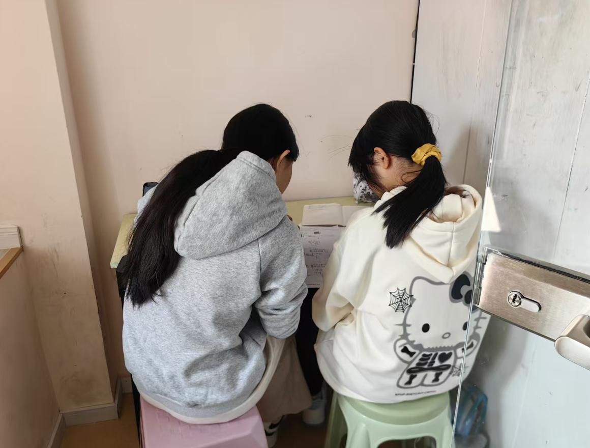 刚刚说到变老，还有一件事。我同事给自己上初中的儿子找了个大学生家教，临走的时候，