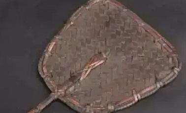 1997年，一农妇在门口熬中药，一过路男子盯着看个不停，农妇见其心怀不轨要关门，