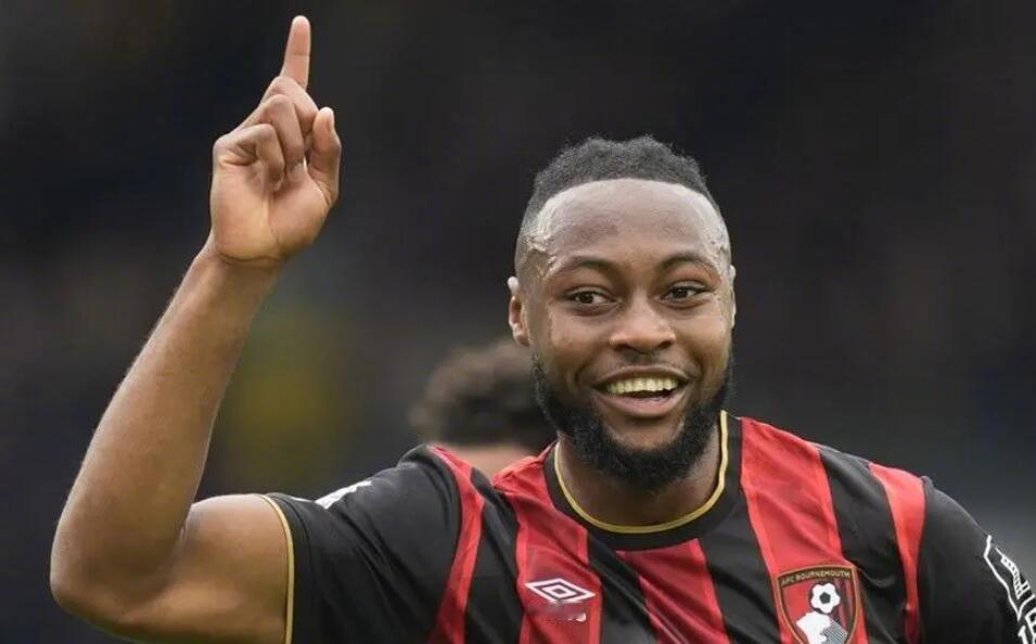 欧洲转会新闻！★快来抢！伯恩茅斯前锋塞梅约的解约金条款将在冬窗生效，金额为6