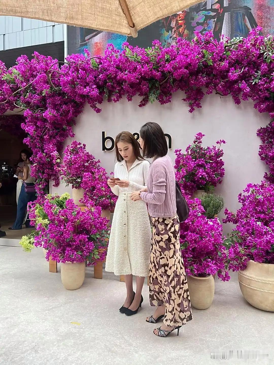 34岁的何超莲在深圳搞活动，真人瞅着有点矮，不过模样挺俊，穿着打扮那叫一个贵气，