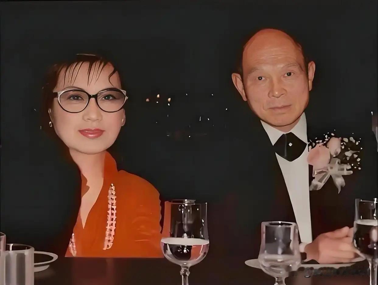 霍英东一生的白月光是二房冯坚妮。二房冯坚妮是他年少时的初恋，在他年少的时候，就深