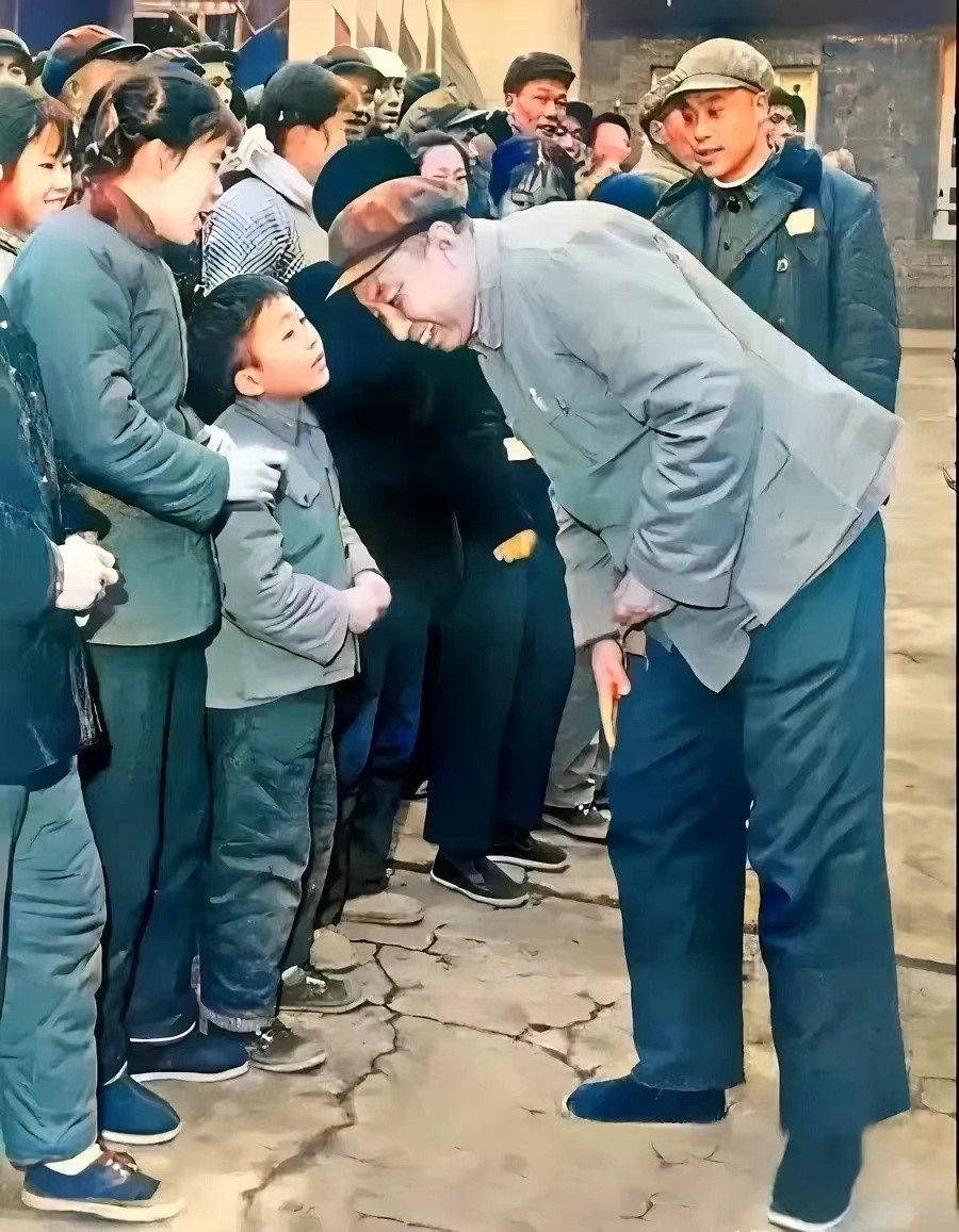 华国锋说到农民家里，农民朋友请你坐下，坐凳子的时候千万不要吹灰。一旦吹灰，那就是