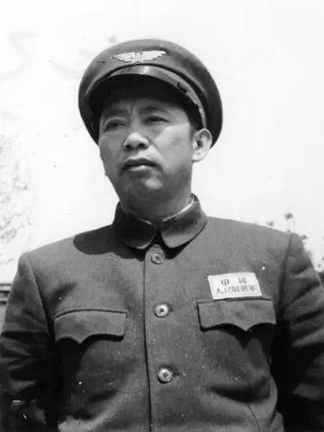 1952年，刘亚楼来毛主席办公室汇报空军一年的花费，毛主席大手一挥，说：