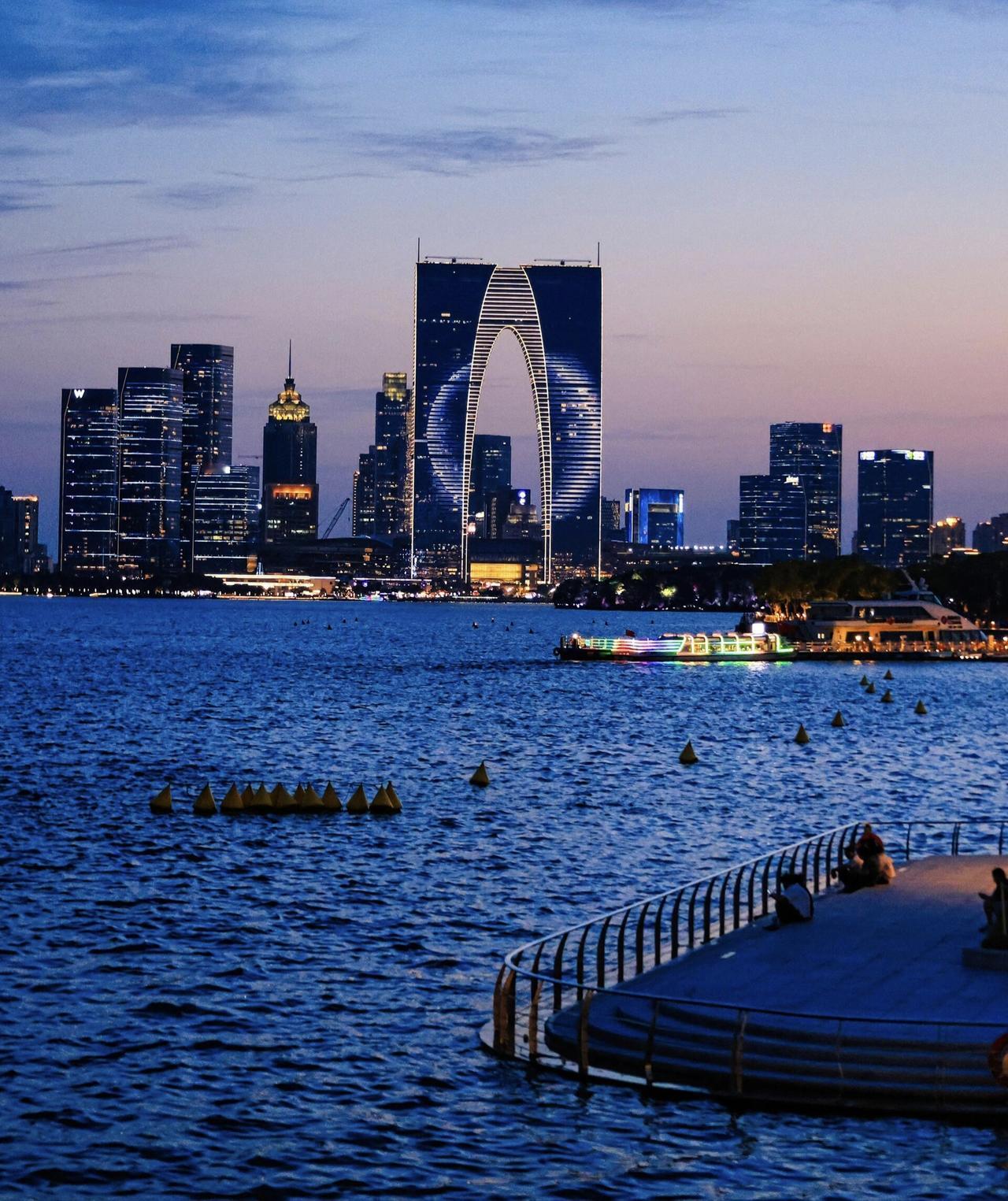 国庆假期，同事说带我去苏州园区蹭免费湖景，没想到随手一转，竟误入李公堤，沉浸式体