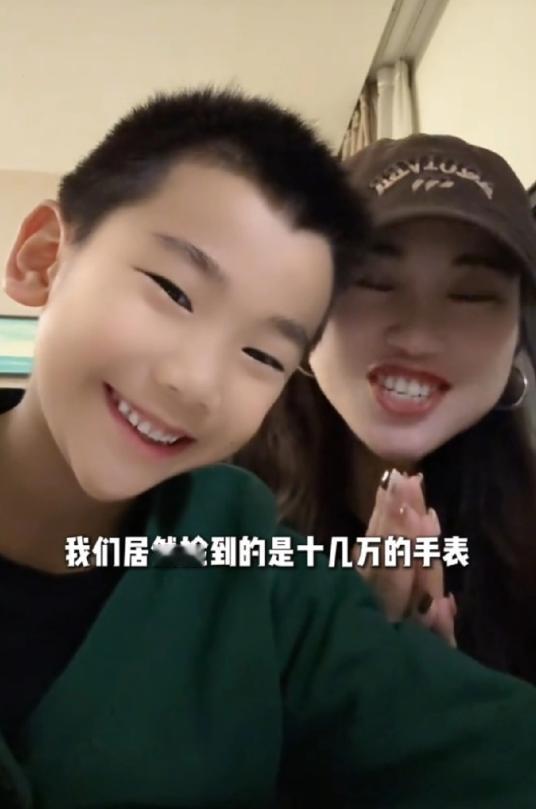 5月1日，武汉一男孩在饭店捡到价值十余万的“绿水鬼”，母子俩当即交给店方，分文未