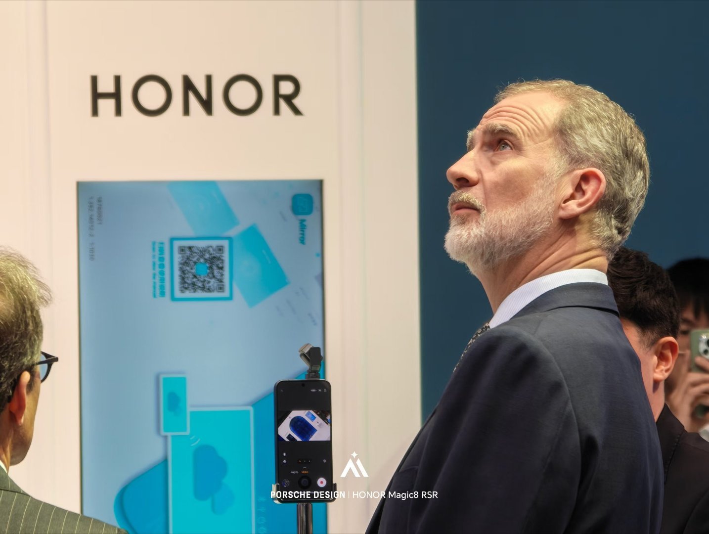 荣耀MagicV6送给了国王现场来看，西班牙国王和机器人握手，对RobotP