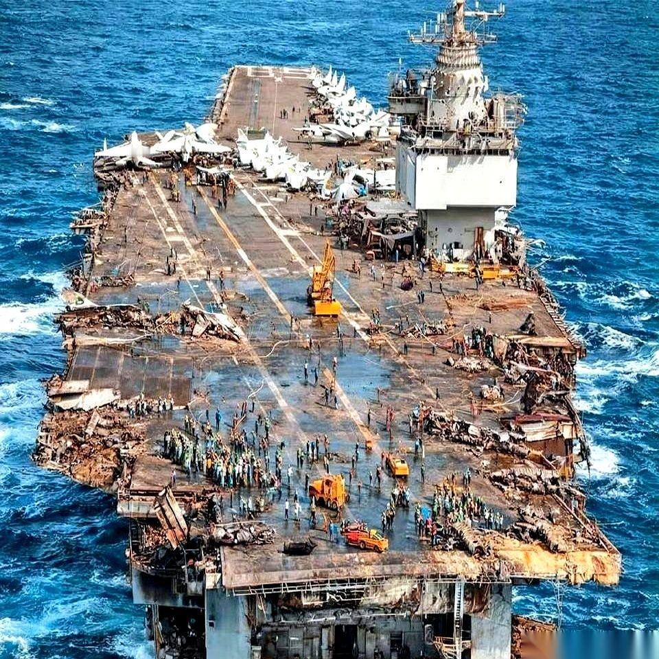 27个人，上一秒还在夏威夷的阳光下呼吸，下一秒，没了。就在全世界最大的航母，“