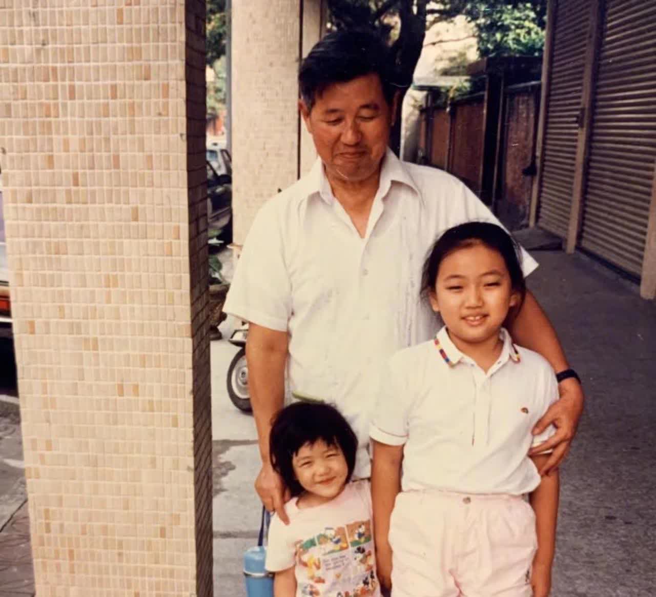 陈妍希真的是从很小到大都好看，真的是与生俱来的可爱，小时候就白白嫩嫩，两个眼睛笑