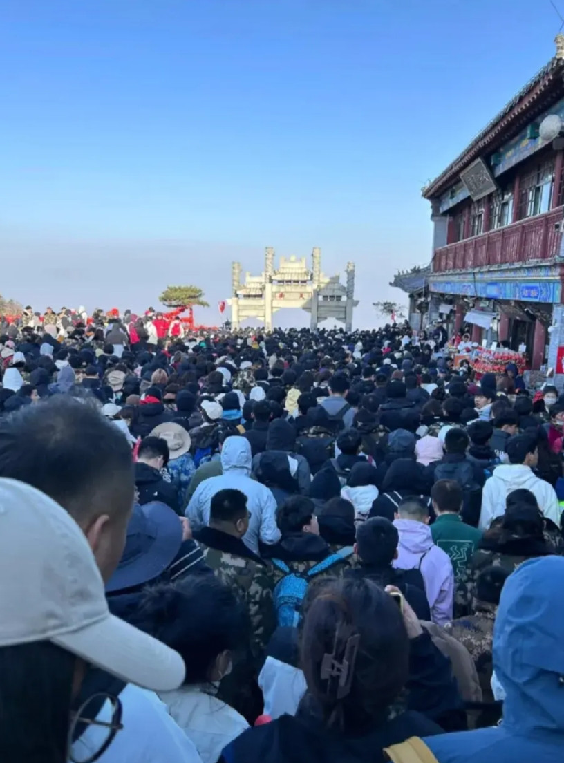 五一刚从泰山下来，花了1500大洋，终于明白了5件事：1、25岁以上的不要去