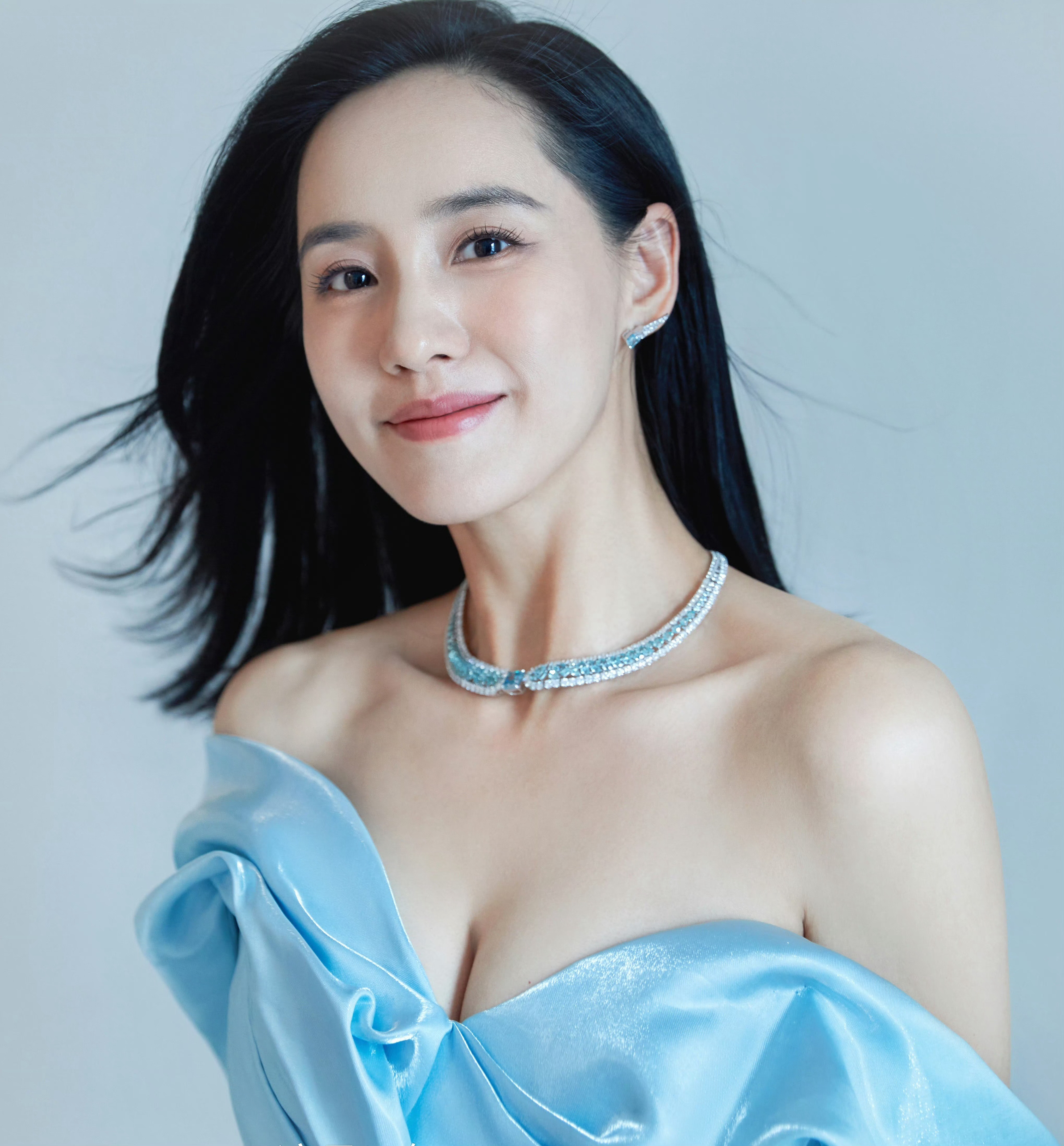 王智秋雅蓝色抹胸裙​​​