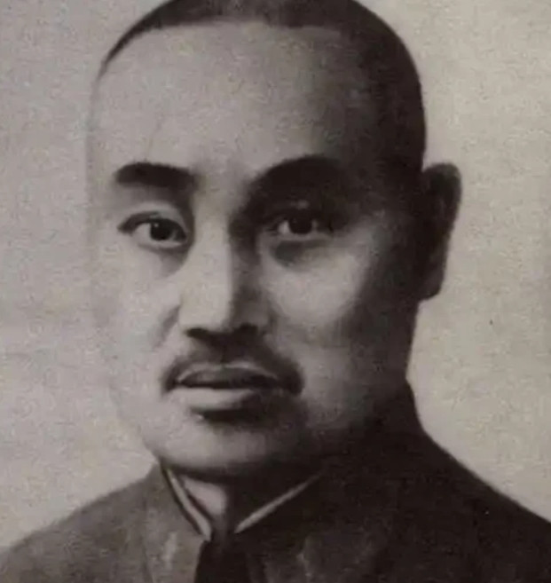 1938年，在藤县保卫战中，王铭章看着距离自己一千多米的龟尾寿三，问旁边的副官“