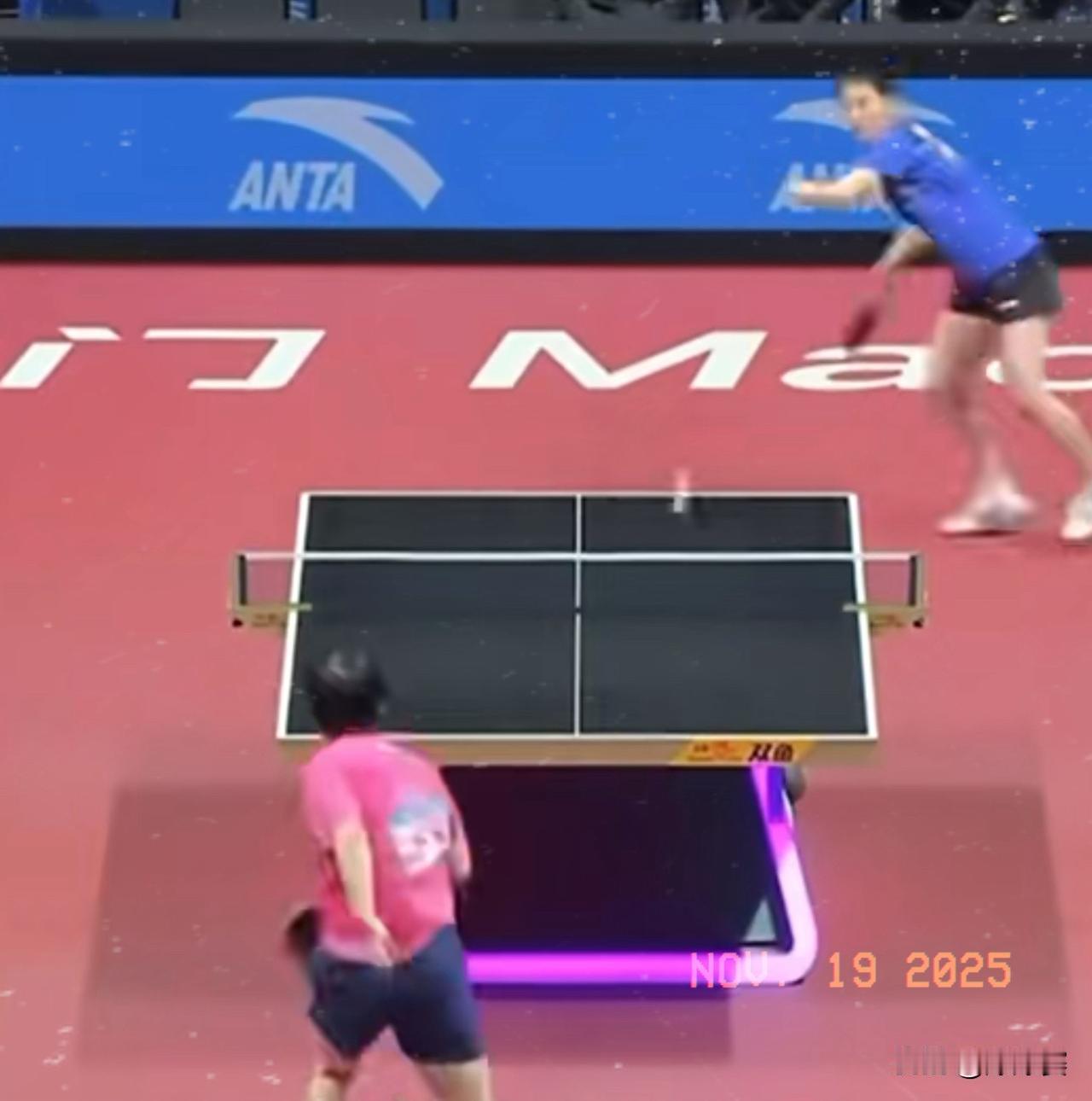 网友：“观众席上一片沸腾，直呼过瘾。”扣人心弦的巅峰对决连环爆扣对上极限防御