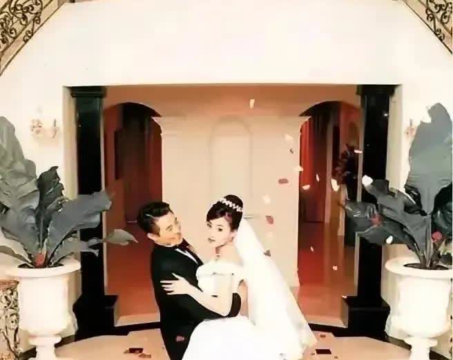 这是李连杰和利智的一张结婚照，从照片上看无论是动作，还是表情，都掩饰不住内心的喜