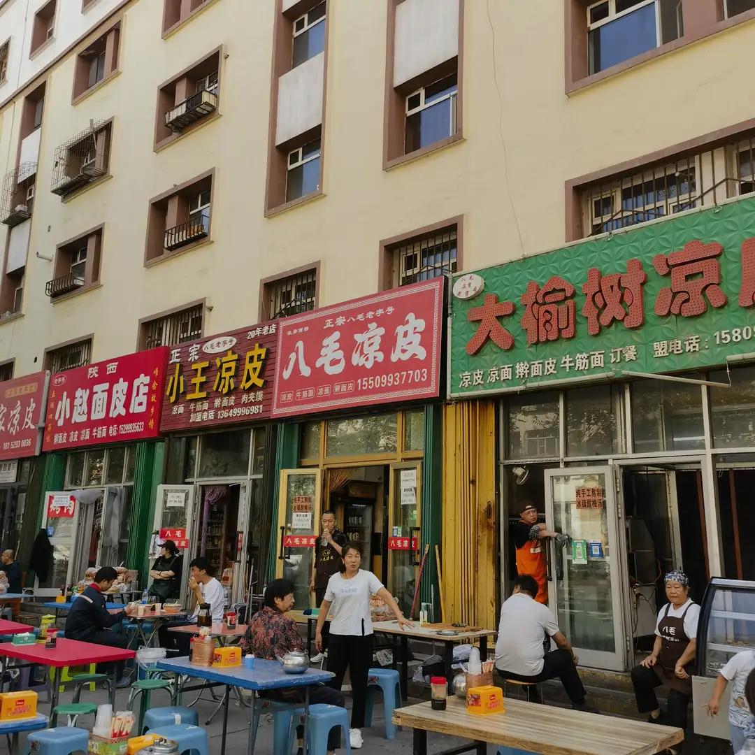 二哥退休旅居新疆了这次回来，二哥抿了口茶，开始说道开来。“我以前在上海老