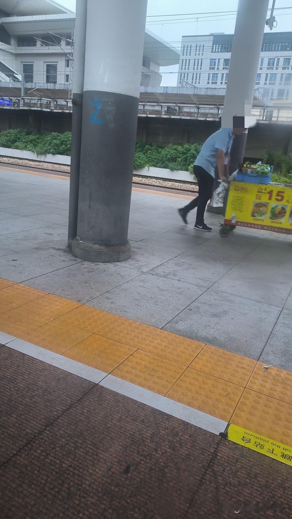 记得二十年前坐火车去广东打工，中途遇到窗外有卖盒饭的，十五块钱一份。我立刻掏出一