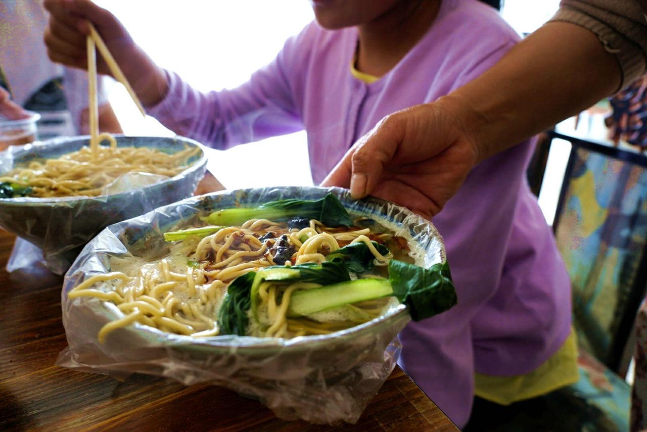 能劝一个是一个！路边摊那些套在碗上的塑料袋，很脏很脏，这不是开玩笑。很多人在