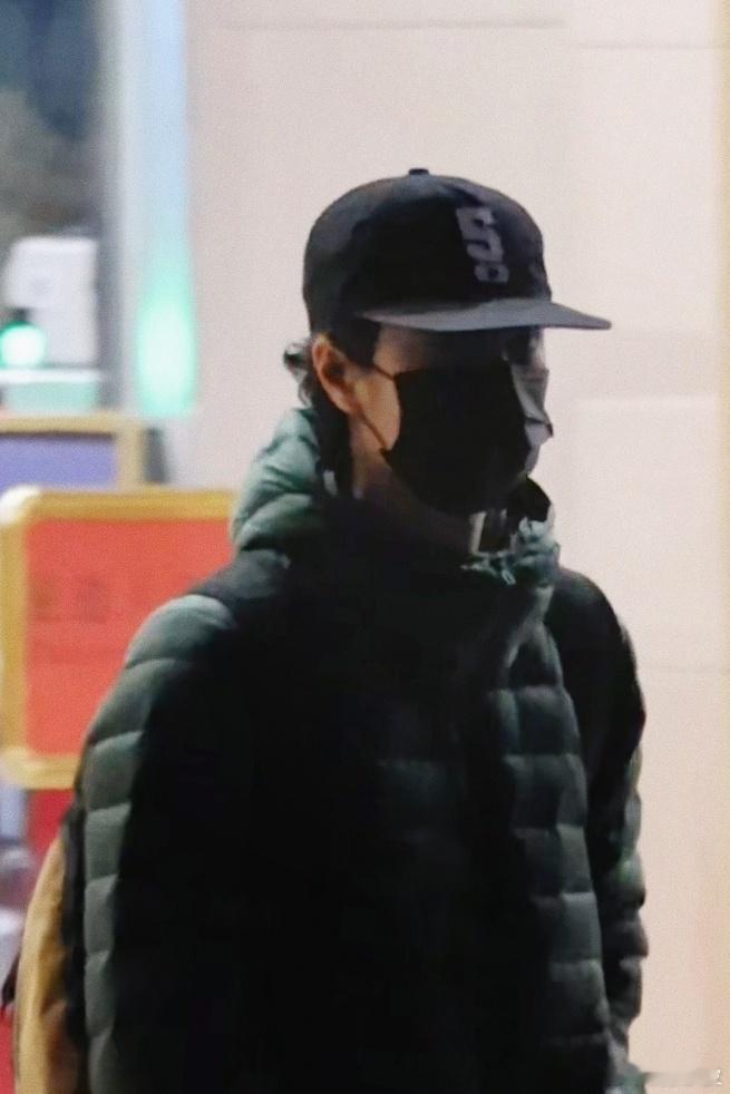 王一博瑞士回国路透王一博瑞士回国机场穿搭王一博瑞士回国路透。闪耀巴黎的巨星回来了