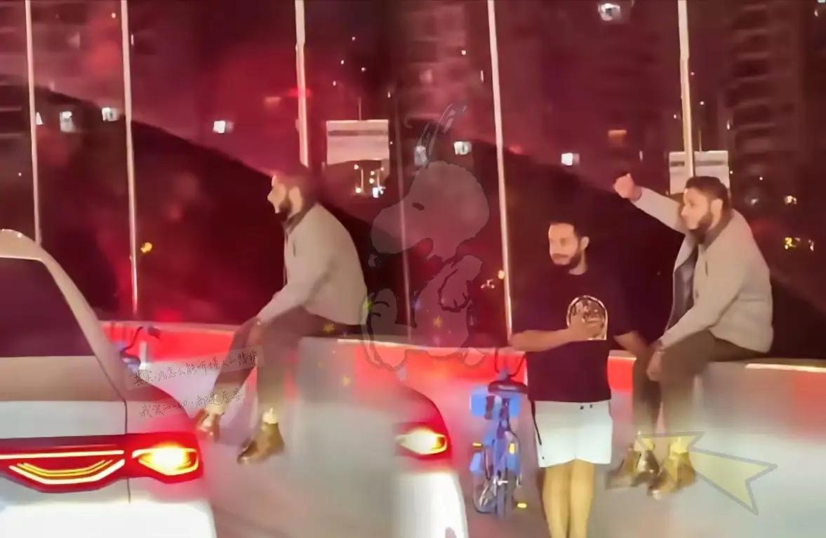 不能让那些所谓的“外国友人”坏了我们的规矩！近日，在上海，两名外籍男子骑着共享