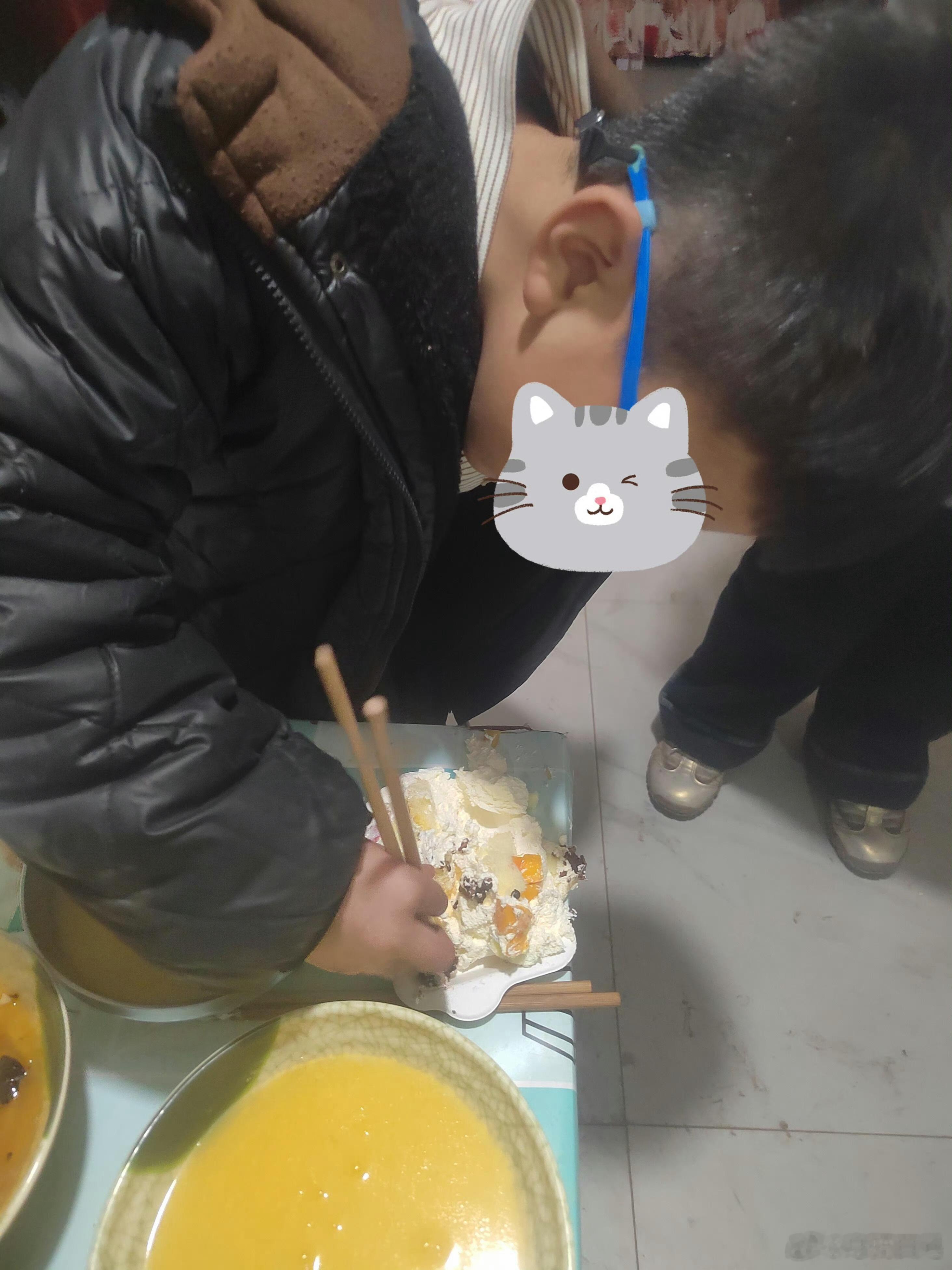 看着两个孩子争蛋糕吃，作为妈妈有点心酸好讨厌需要靠争抢来的东西​​​