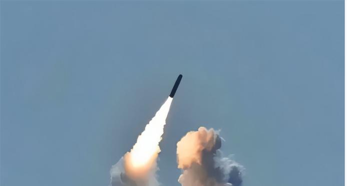 1980年，我国海军前往太平洋靶区，打捞第一颗洲际导弹的数据仓，不料被密密麻麻的