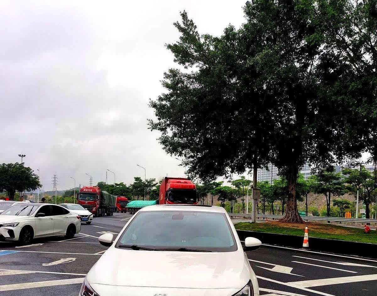 九万合资车跑高速像开拖拉机？2025款标致408顶着运动套件上市，12寸