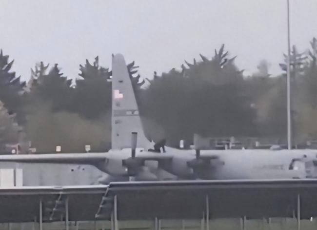 7500万美金的美军C-130运输机，就那么大喇喇停在爱尔兰机场，结果让一个40