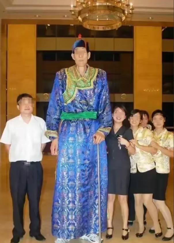中国第一巨人鲍喜顺2007年结婚后，不听医生劝告非要生子，现在儿子长到多高？