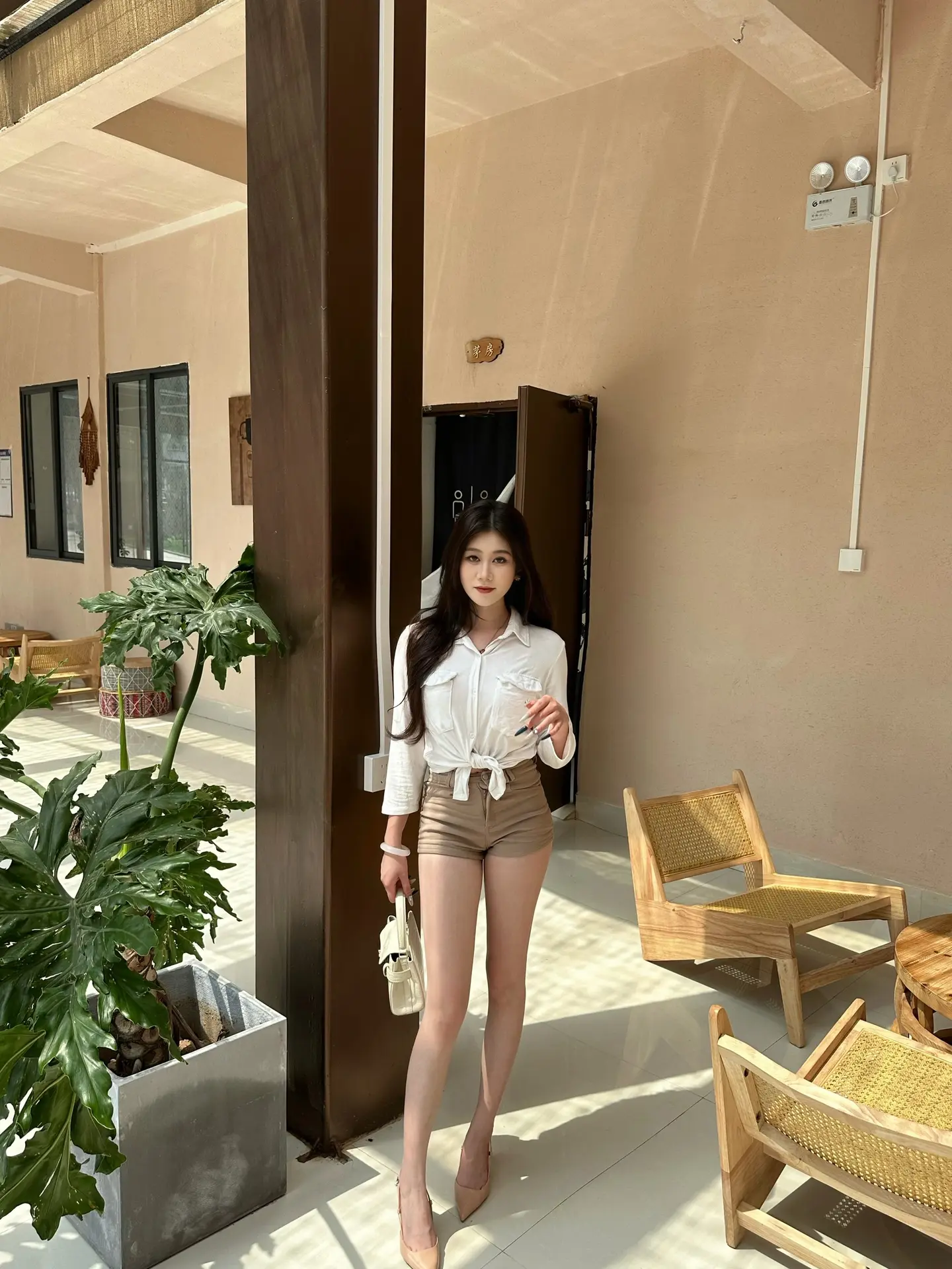 白色衬衫搭配小短裤