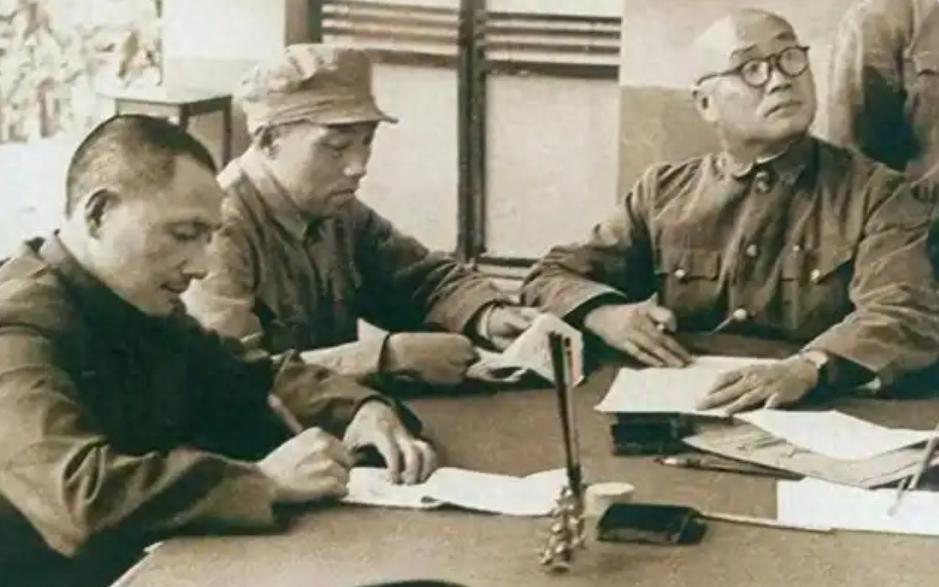 开国上将原本不愿意调任地方军区，还是老首长亲自出面劝说，最终鼓励他主动承担起这份