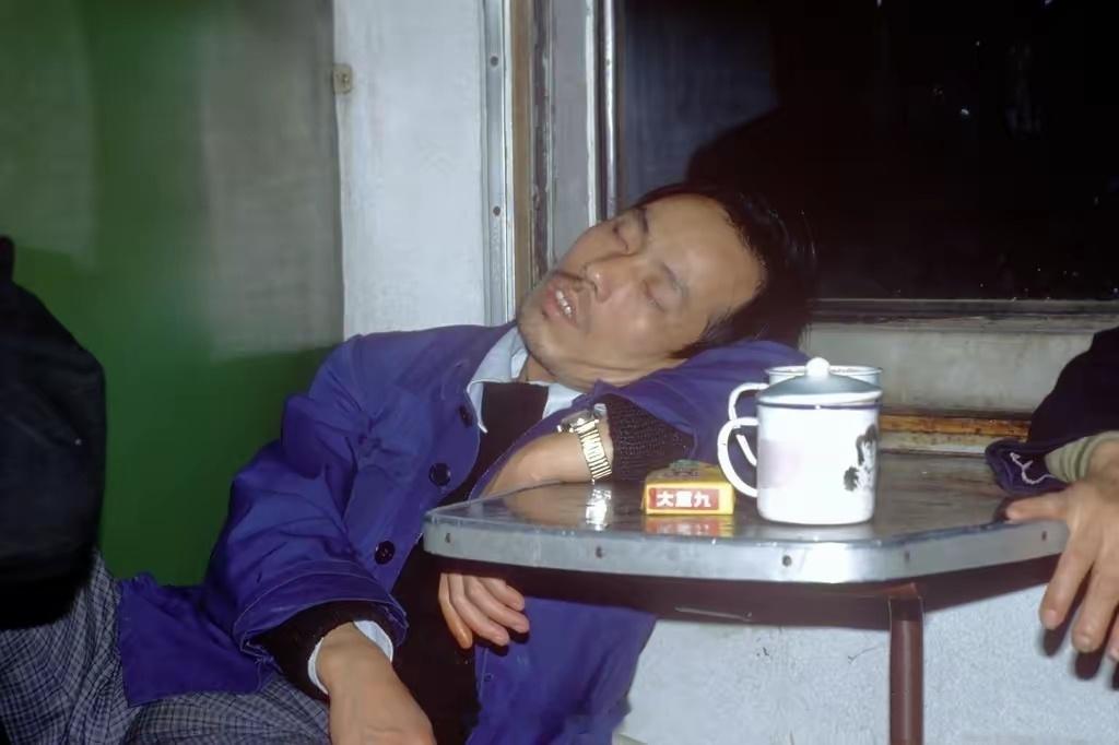 80年代，昆明火车上的国际“倒爷”。佩服某些人，屁股挨着凳子倒头就能睡。