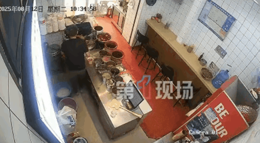 必须严惩！湖南，一男子走进餐饮店后，并未点餐用餐，而是径直走向19岁的女店员，强