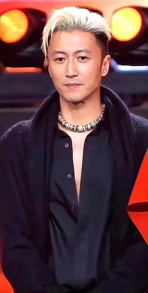 王菲谢霆锋，分房睡十年了。都以为他俩早没动静了。谢霆锋演唱会，台上唱起《玉