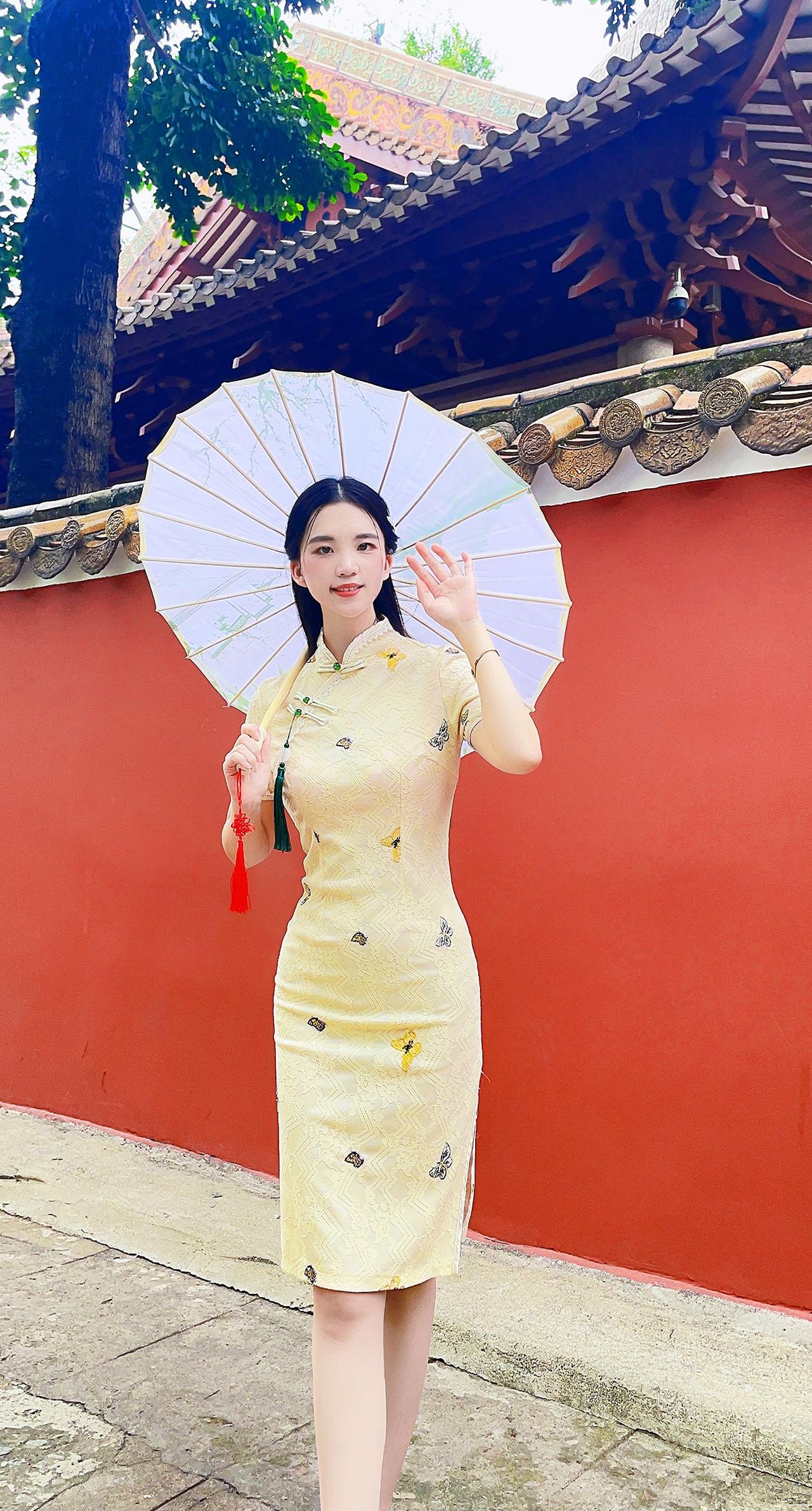 宝子们，快来评论区说说，哪张照片最好看呀？美女旗袍袜子今日分享