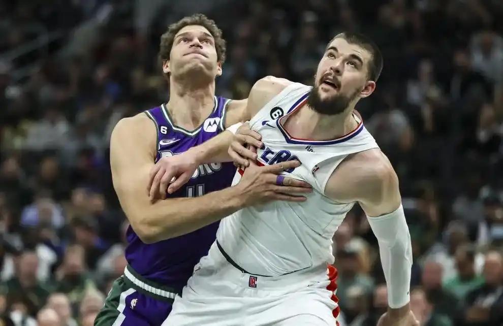 大洛佩兹的防守积极性比祖巴茨强多了快船险胜勇士，还是在哈登缺席的情况下，真不