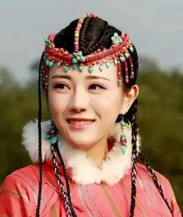1635年，皇太极不顾至亲的脸面，下令将亲姐姐莽古济的衣服扒掉，然后千刀万剐。莽