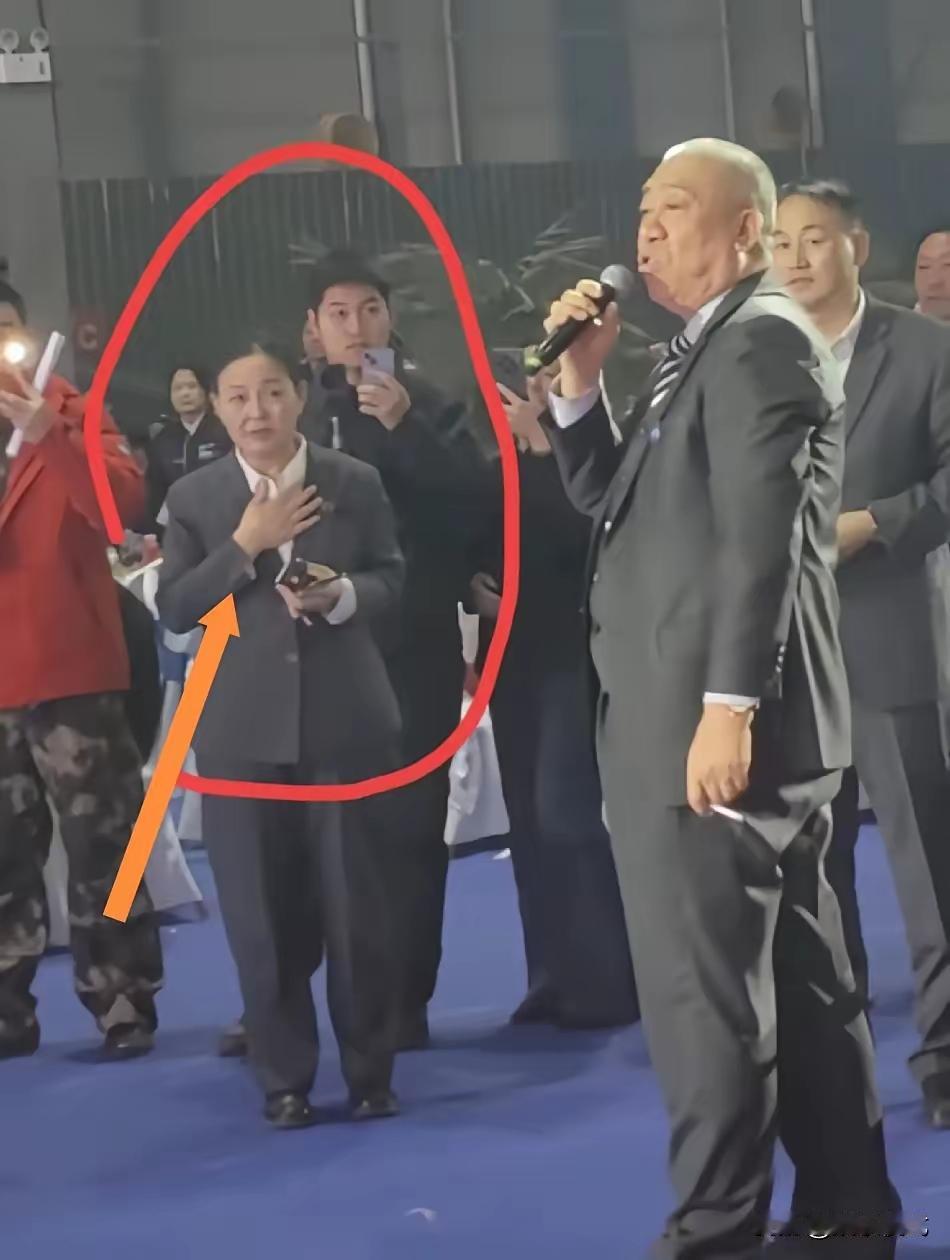 崔培军发钱，财务郭玉梅为啥一直捂胸口？看完你就懂她有多难！真的有点同情她哈哈