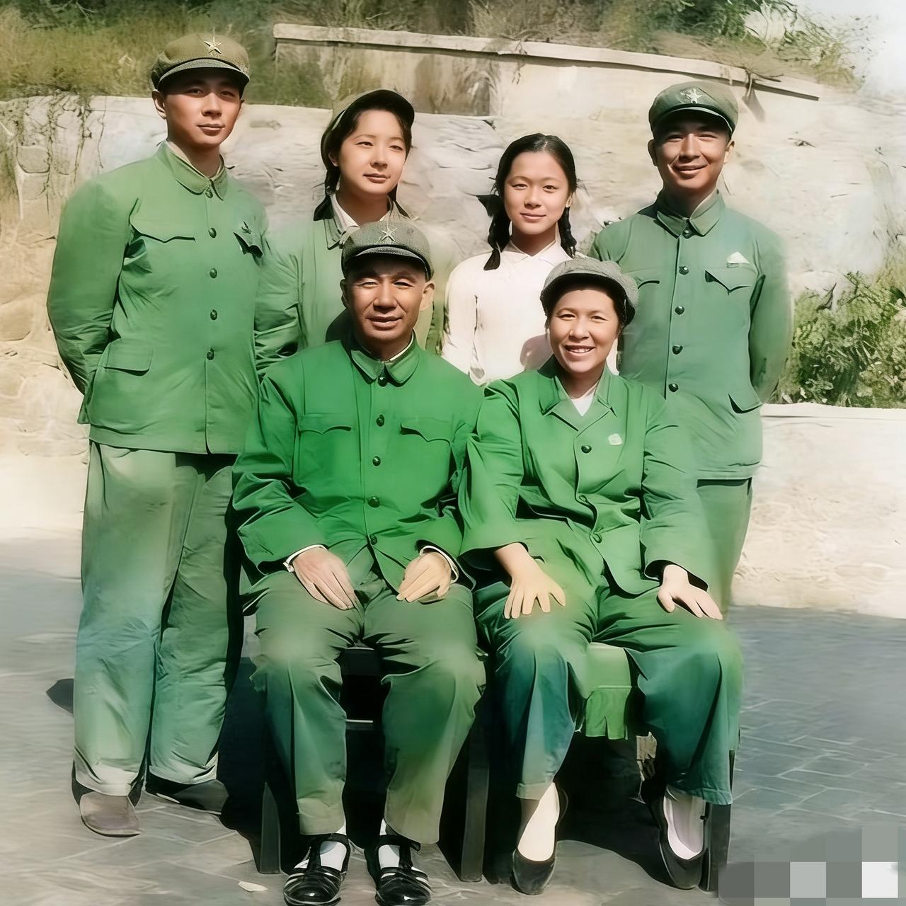 60年代，开国将军易耀彩、夫人范景阳，以及四个孩子，一张温馨的合影，从镜头中我们