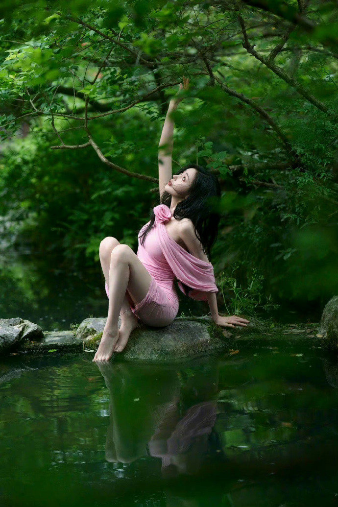 张天爱粉色穿搭大片​​​