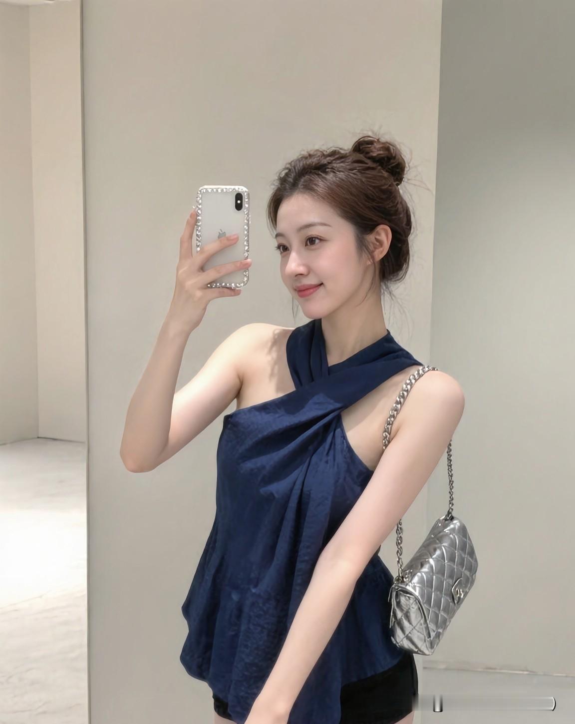 喜欢那种你主动找我聊天的感觉，至少让我知道，我在你那里不算是个麻烦。但更