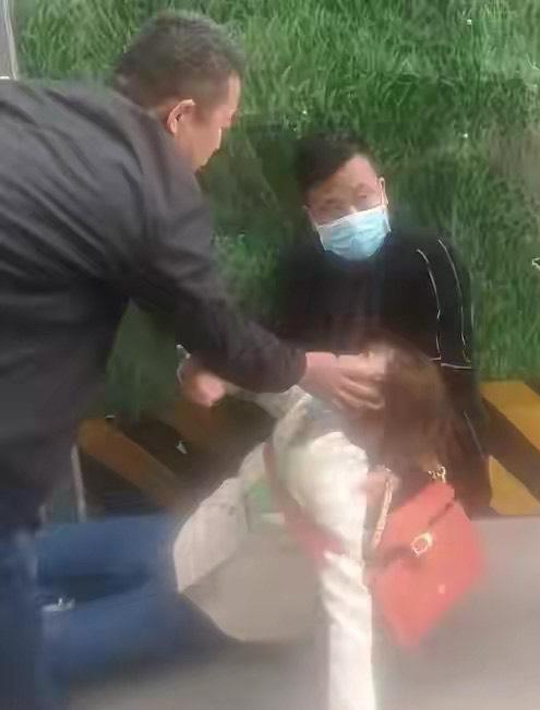 陕西西安女子本要赶去公司面试，路上偶遇女子突发身体不适，浑身抽搐情况危急。她抛开